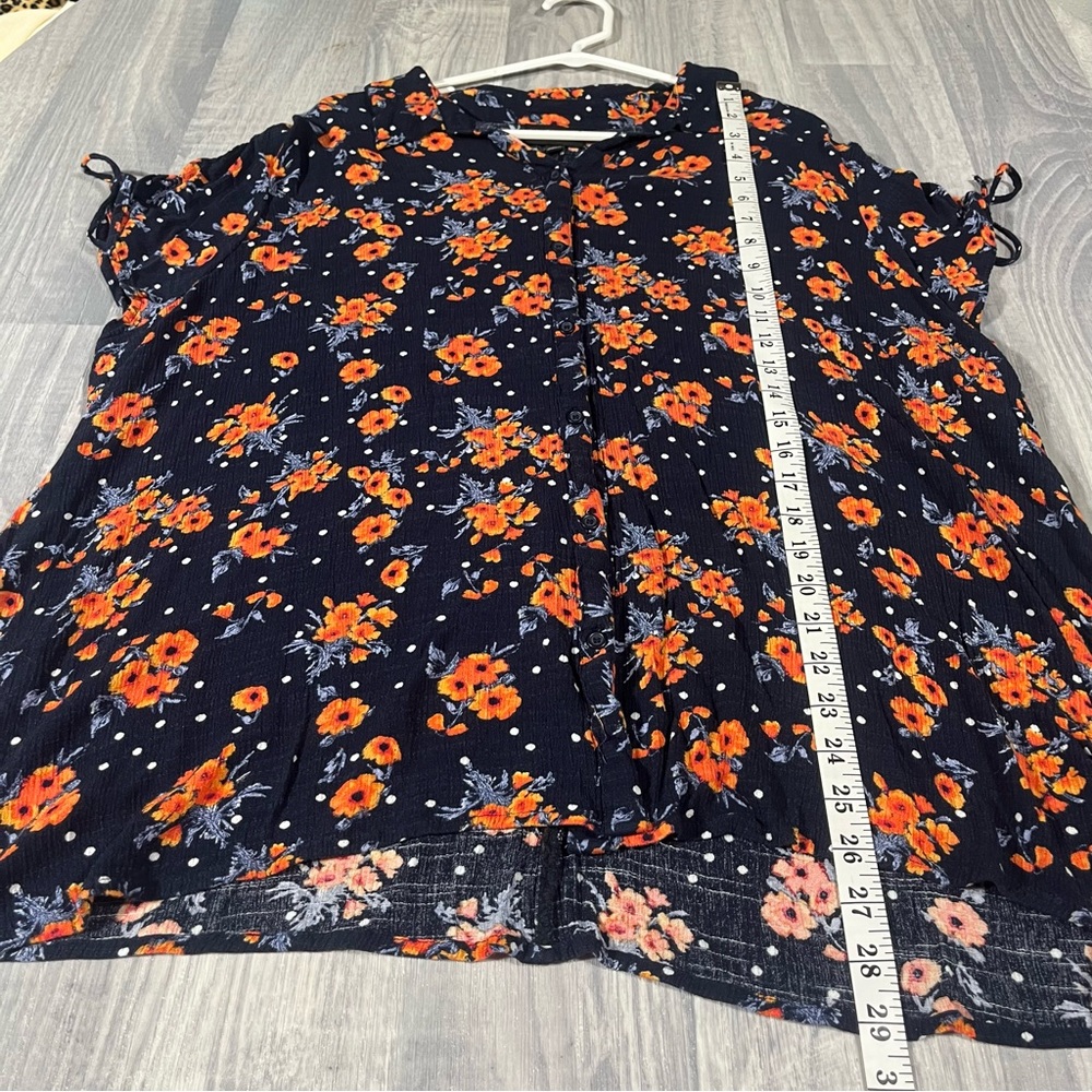 Lane Bryant Navy Blue with orange Floral Print Women's Top; Size 20 - Picture 3 of 9